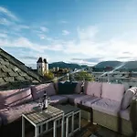 The View - Big In Center *
